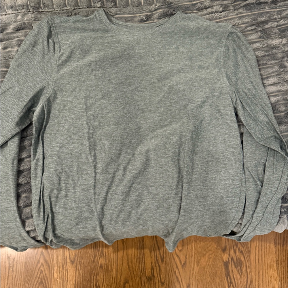 Vuori men’s like new strato long sleeve in gray/blue (size small)